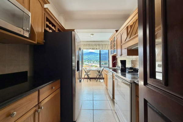 Se alquila apartamento en Escazú. Trejos Montealegre. Amueblado.