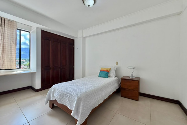 Se alquila apartamento en Escazú. Trejos Montealegre. Amueblado.