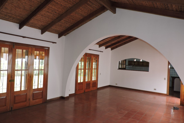 Se alquila casa una planta en Escazu. Linda vista En Condominio (Ref. 4615)-1