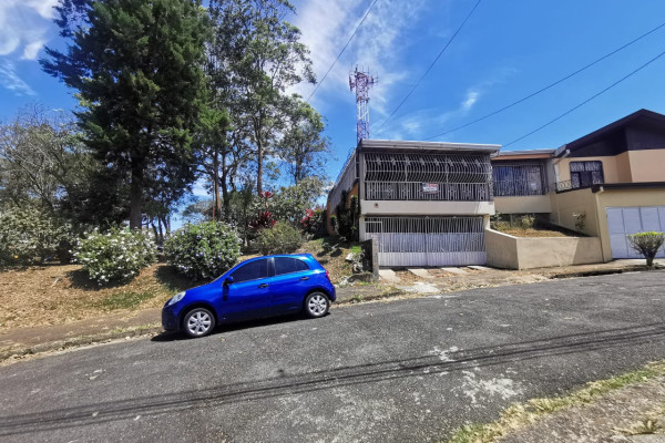 Se Vende Casa En Rohrmoser. Cerca Del Colegio Humboldt (Ref. 119)