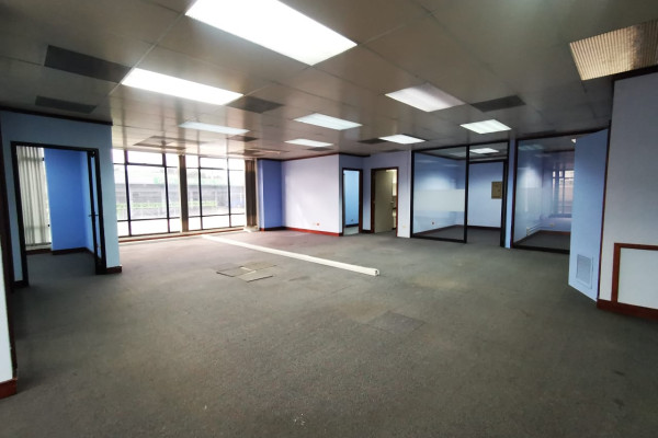 Se Alquila Edificio Comercial En Barrio Tournon De 3 Pisos Con Elevador. (Ref. 130)