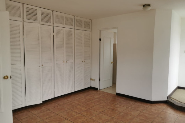 Se Alquila Apartamento En Trejos Montealegre (Ref. 4745)