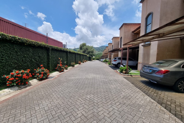 2549 Se Alquila Casa En Santa Ana (Ref. 4748)