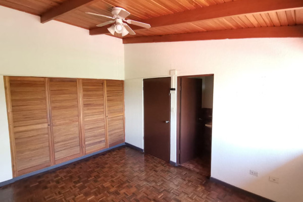 Se Alquila Apartamento Tipo Town House En La Uruca (Ref. 4783)