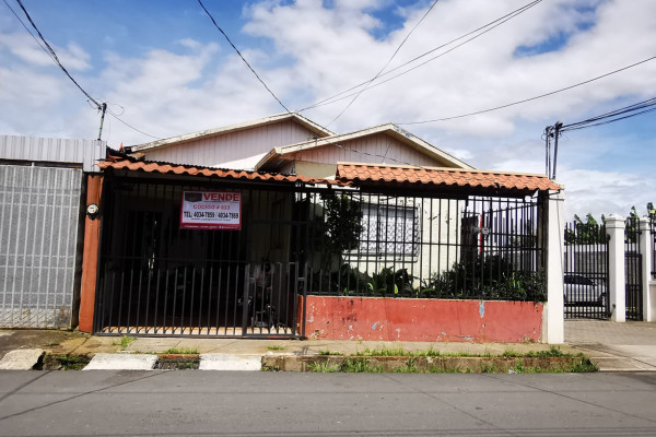 Se Vende Lote En Tibás Con Casa De Madera En Buen Estado. (Ref. 4804)