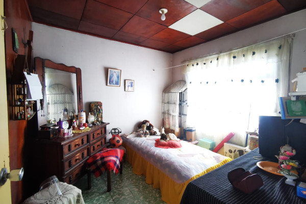 Se Vende Casa En Tibás Con Doble Frente. Con 2 Apartamentos Y Entrada Independiente (Ref. 4805)
