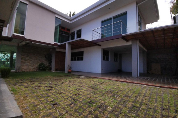 Se alquila casa independiente en Escazú. Se aceptan mascotas (Ref. 4821)