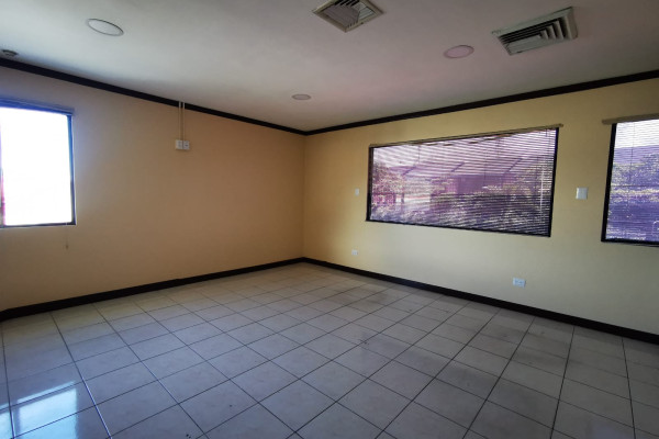 Se vende casa comercial por la principal de Rohrmoser. (Ref. 4305)-3