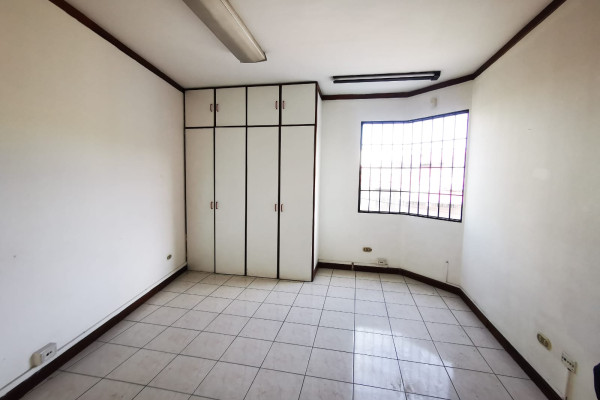 Se vende casa comercial por la principal de Rohrmoser. (Ref. 4305)-5