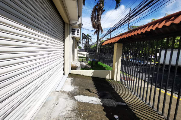 Se vende casa comercial por la principal de Rohrmoser. (Ref. 4305)-9