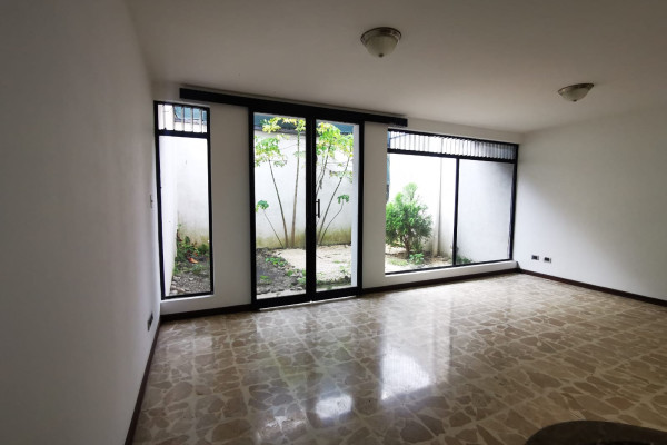 Se Alquila Cómoda Casa en Rohrmoser. (Ref. 4336)