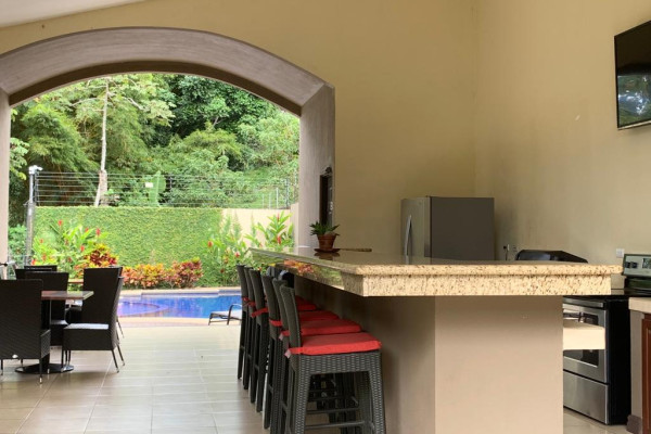 Se alquila apartamento amplio en Tres Ríos. (Ref. 4388)
