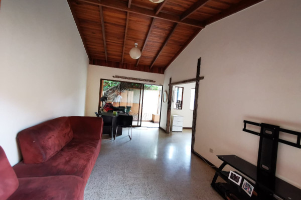 Se vende casa independiente en Rohrmoser. (Ref. 4390)