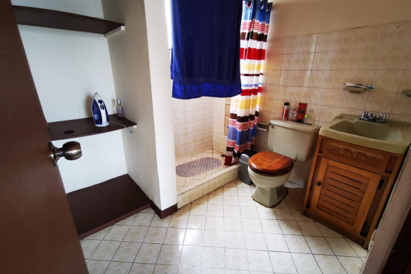 Se vende casa independiente en Rohrmoser. (Ref. 4390)