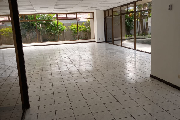 ¡Oportunidad! Se vende oficina en Oficentro La Sabana. (Ref. 4391)