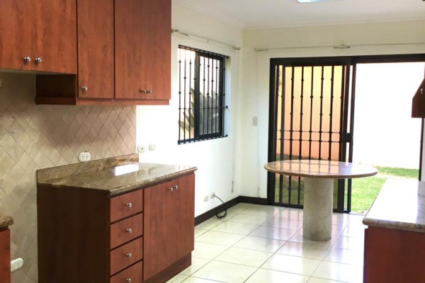 Se Alquila Linda Casa en Condominio en la Rivera de Belén. (Ref. 4396)