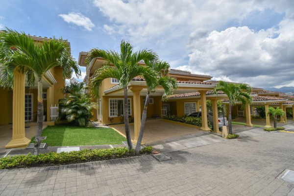 Se Alquila Linda Casa en Condominio en Escazú. (Ref. 4398)