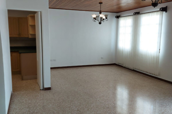 Se alquila casa independiente en Rohrmoser. (Ref. 4399)