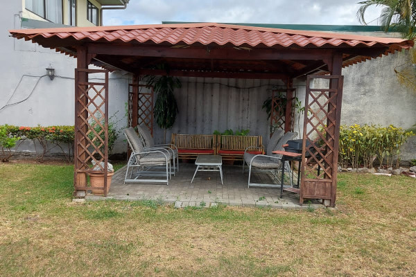 Se alquila casa independiente en Rohrmoser. (Ref. 4399)