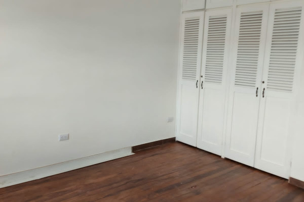 Se alquila casa independiente en Rohrmoser. (Ref. 4399)