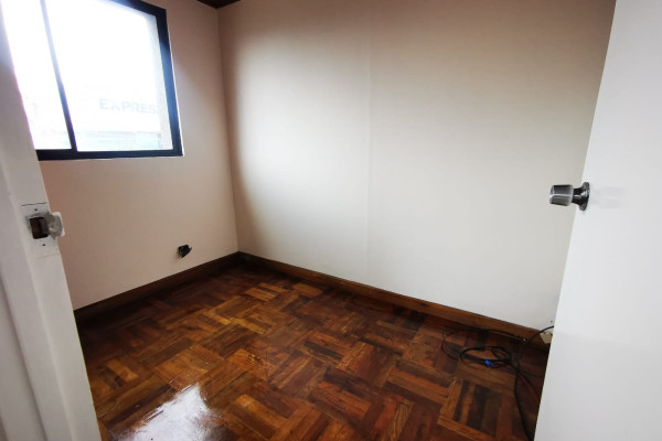 Se Alquila Casa en Moravia, cerca de Plaza Lincoln. Se Acepta Mascota.