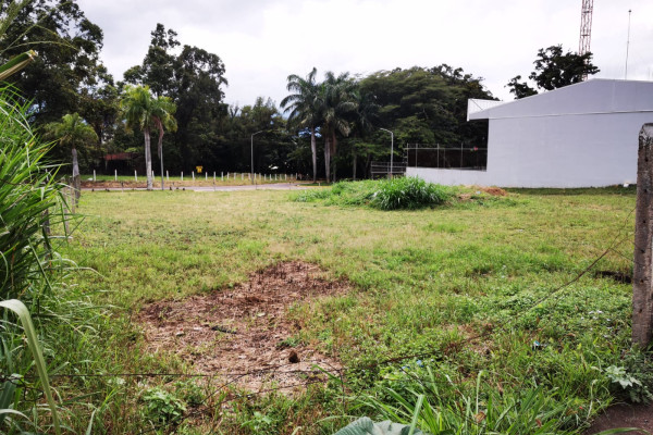 Se Alquila Lote Uso Mixto, Doble Frente en Heredia. Zona de Alto Transito. (Ref. 4410)