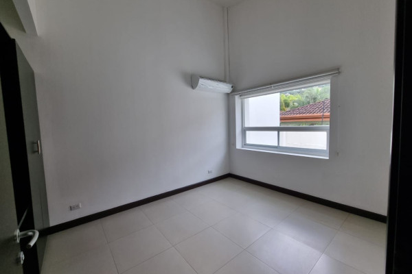125 Se vende apto en Santa Ana. Se cambia - Se recibe otra propiedad - Se financia.