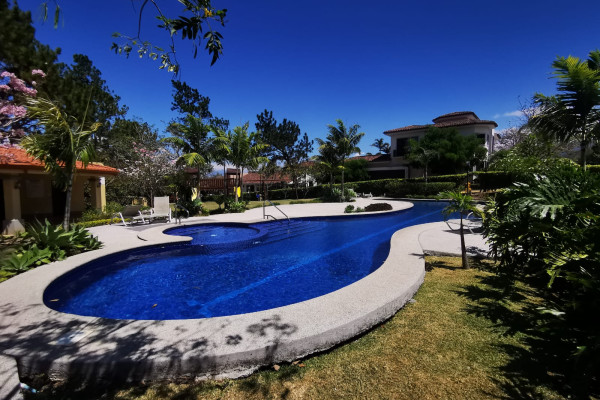 Se vende casa en Condominio Bosque Dorado, Piedades, Santa Ana.