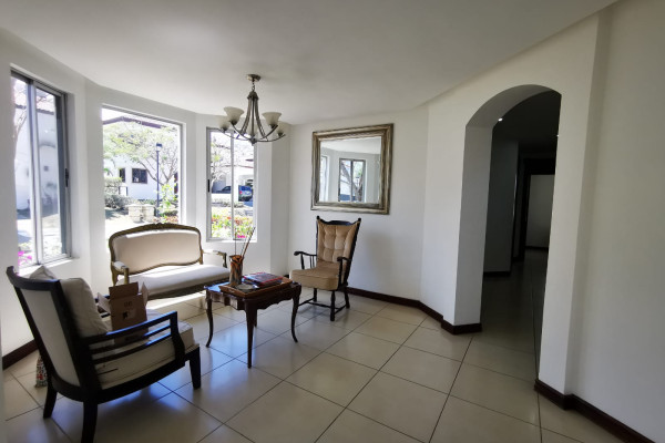 Se vende casa en Condominio Bosque Dorado, Piedades, Santa Ana.