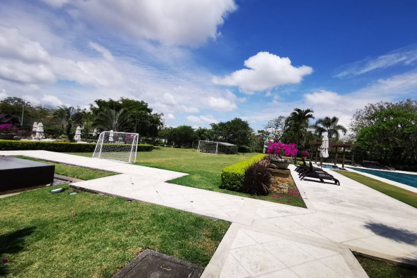 Se Alquila casa en Condominio de lujo en Santa Ana. Una planta.