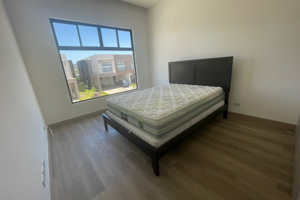 Se alquila linda casa en Santa Ana.