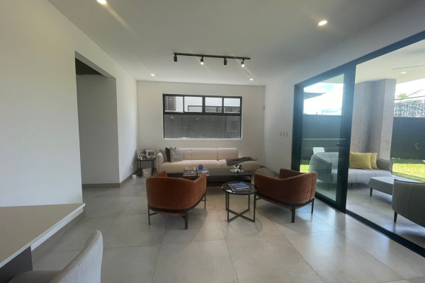 Se alquila linda casa en Santa Ana.