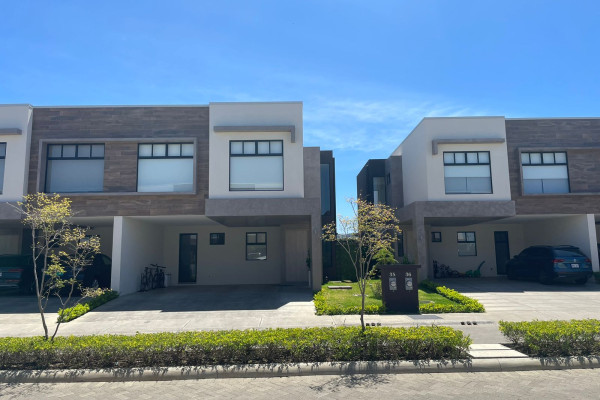 Se alquila linda casa en Santa Ana.