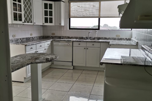 Se vende apartamento en condómino Santa Fe, Escazú