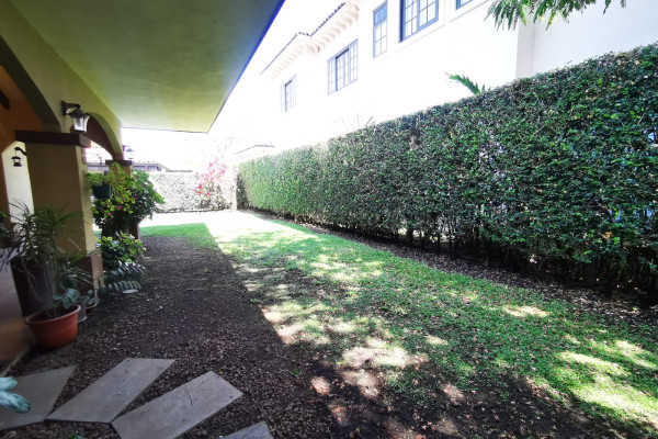 Se Alquila casa en Condominio de lujo en Santa Ana. Una planta.
