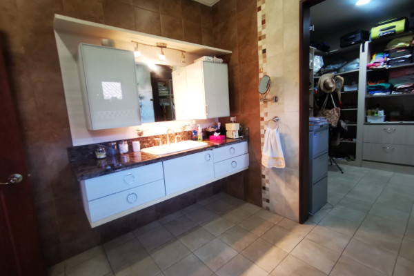 Se Alquila casa en Condominio de lujo en Santa Ana. Una planta.