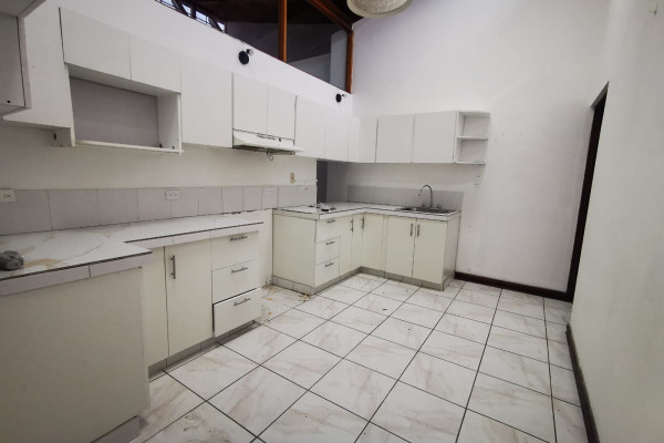 Se alquila casa una planta en Rohrmoser.