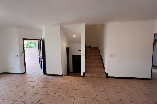 Se vende casa en Escazú.