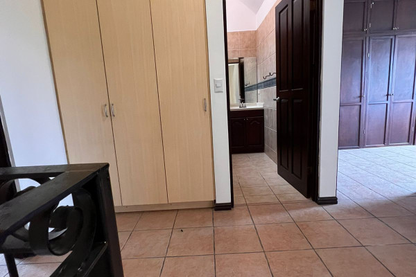 Se vende casa en Escazú.