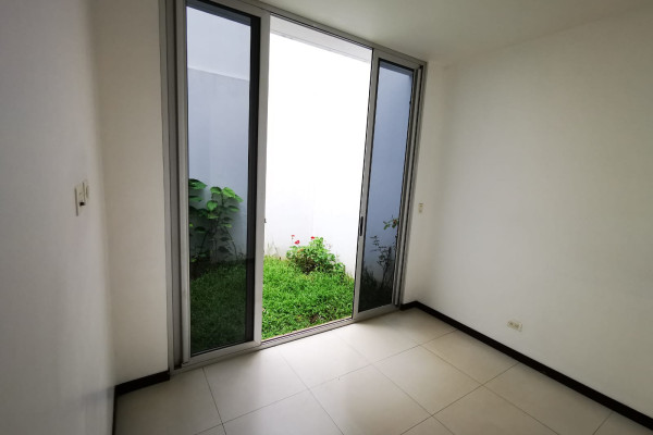 Se alquila apartamento en Cariari. Con linea blanca, planta baja