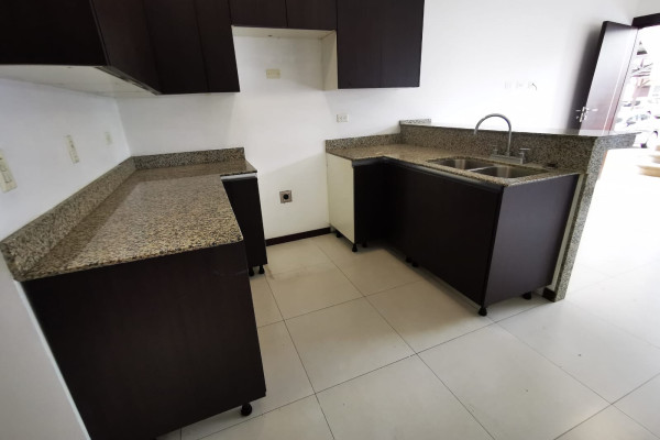 Se alquila apartamento en Cariari. Con linea blanca, planta baja
