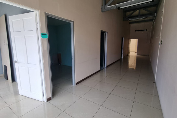 SE ALQUILA LOCAL COMERCIAL EN ROHRMOSER.-3