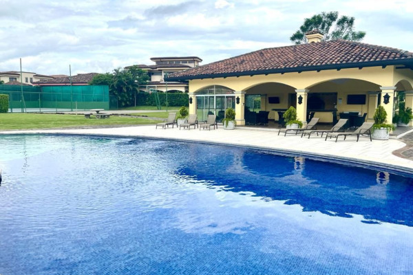 Se alquila casa en La Rivera de Belén. Mantenimiento incluido.-1