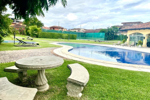 Se alquila casa en La Rivera de Belén. Mantenimiento incluido.-12