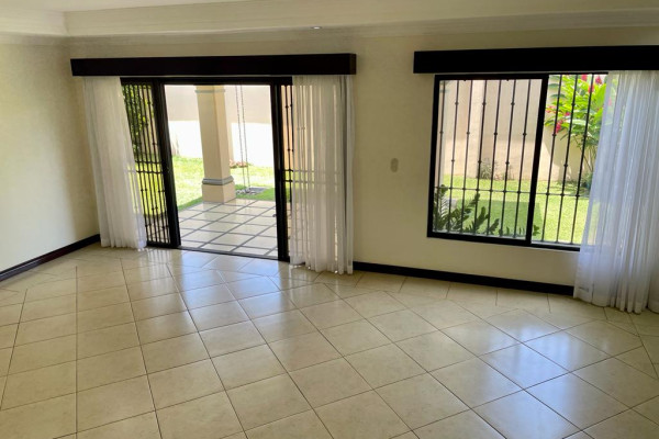 Se alquila casa en La Rivera de Belén. Mantenimiento incluido.-6