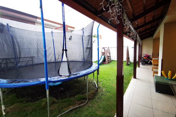 Se vende casa grande en Rohrmoser.