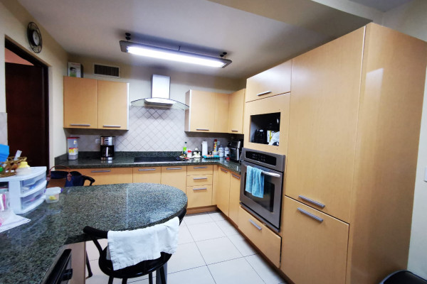 Se vende casa grande en Rohrmoser.
