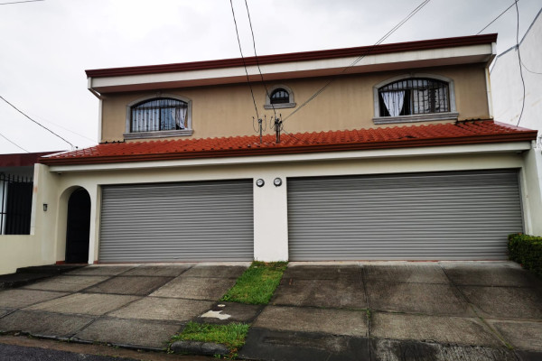 Se vende casa grande en Rohrmoser.