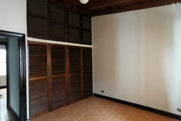 Se Alquila casa  independiente en Sabana. A 100 metros del Parque La Sabana-8