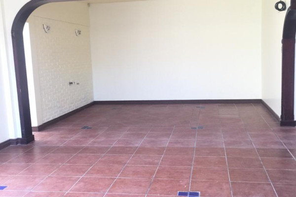 Se alquila casa en Rohrmoser.